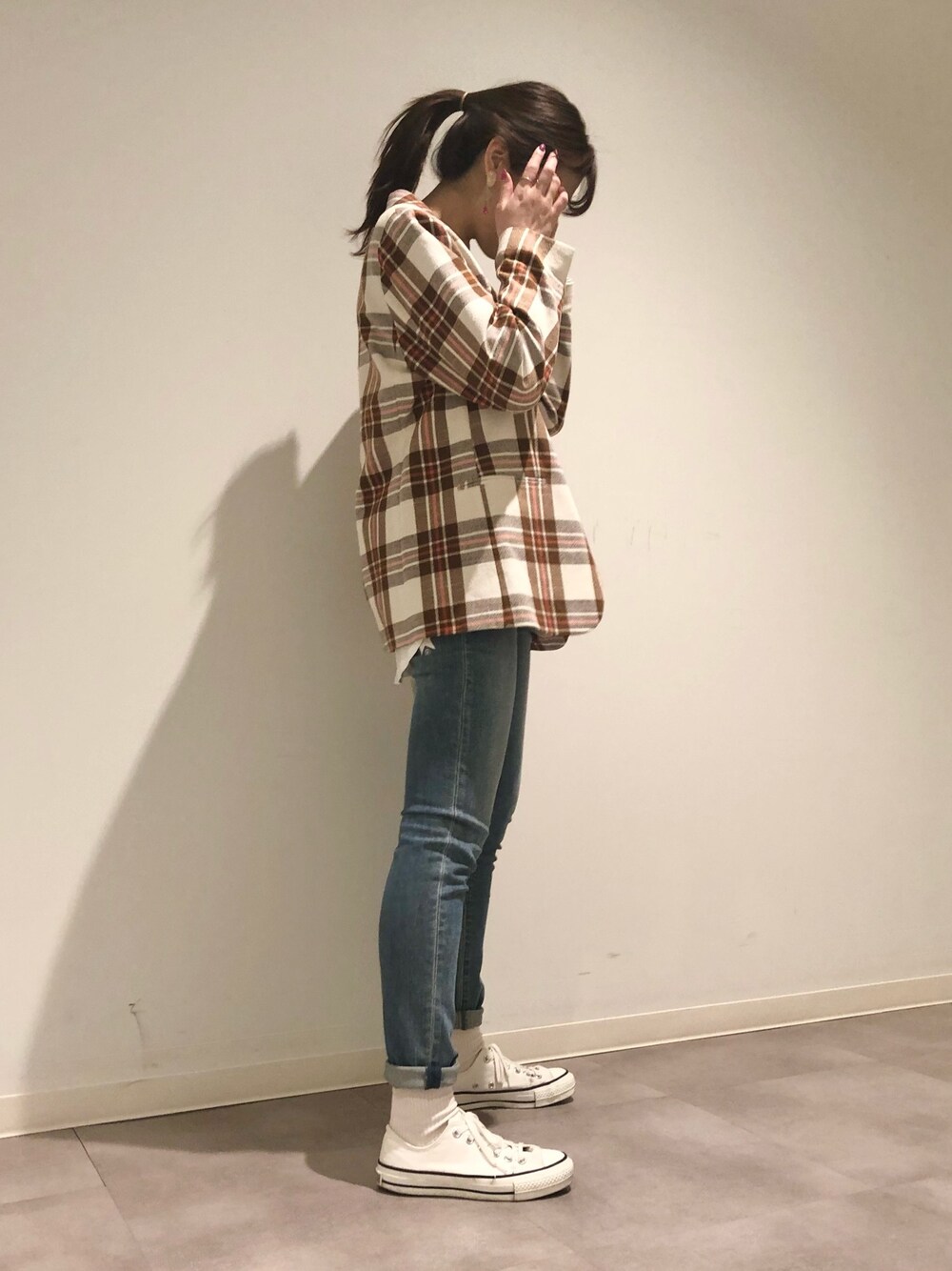 「ジャケット、デニムパンツ、休日コーデ、パンツスタイル、大人カジュアル、きれいめカジュアル、お洒落さんとつながりたい、チェック、コンバース、CONVERSE TOKYO」｜「CONVERSE TOKYOのテーラードジャケット（テーラードジャケット、その他）」を使った、tomokaさん（レディース・165cm）の冬コーディネートの1枚目の写真