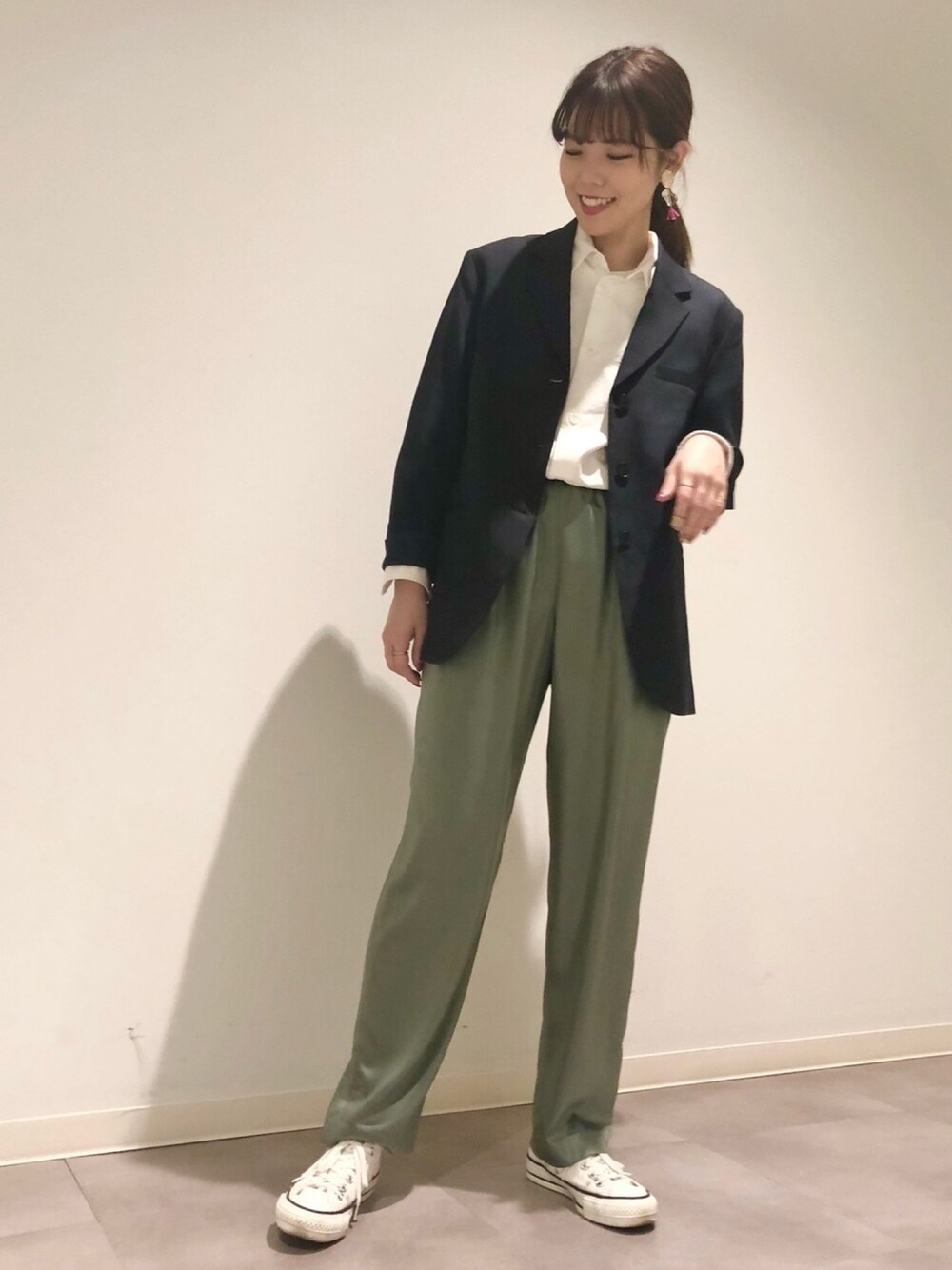 「ジャケット、休日スタイル、オトナカジュアル、ラクチンコーデ、ゆるコーデ、くすみカラー、オーバーサイズ、サテンパンツ、冬コーデ、CONVERSE TOKYO」｜「CONVERSE TOKYOのテーラードジャケット（テーラードジャケット、ブルー系）」を使った、tomokaさん（レディース・165cm）の冬コーディネートの1枚目の写真