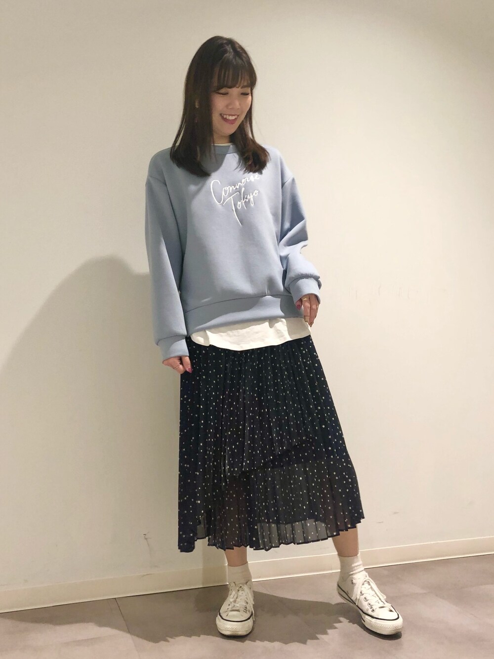「スウェット、大人カジュアル、冬コーデ、ゆるコーデ、休日スタイル、スニーカーコーデ、プリーツスカート、レイヤードスタイル、コンバース、CONVERSE TOKYO」｜「CONVERSE TOKYOのサイドファスナーダンボールニット（スウェット、ブルー系）」を使った、tomokaさん（レディース・165cm）の冬コーディネートの1枚目の写真