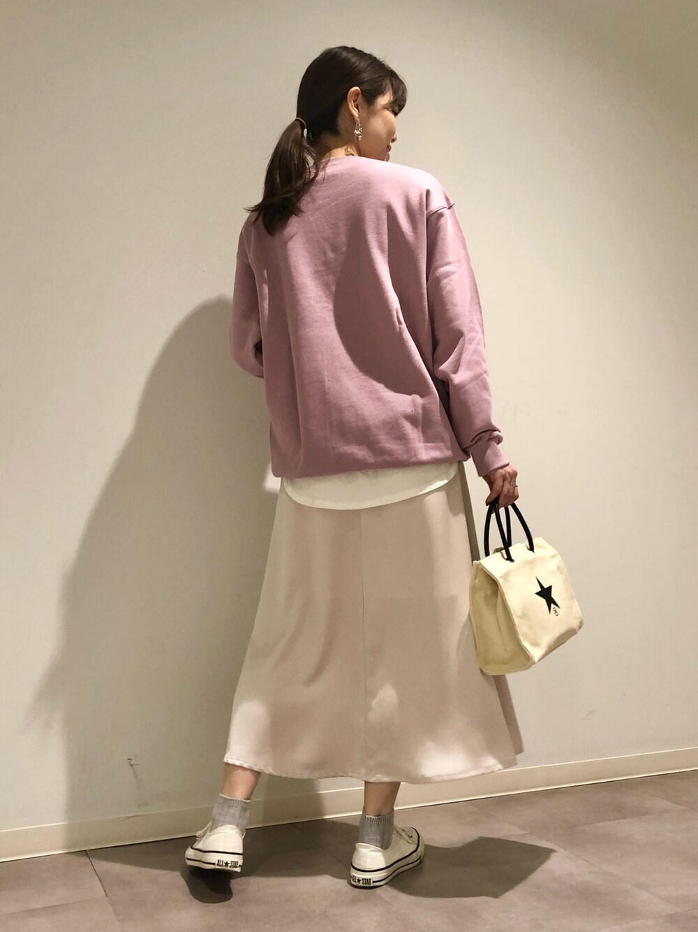 「スウェット、ピンク、サテンスカート、レイヤードスタイル、私の推しブランド、休日スタイル、大人カジュアル、きれいめカジュアル、淡色コーデ、CONVERSE TOKYO」｜「CONVERSE TOKYOの★ワッペンスウェット（スウェット、ピンク系）」を使った、tomokaさん（レディース・165cm）の冬コーディネートの1枚目の写真