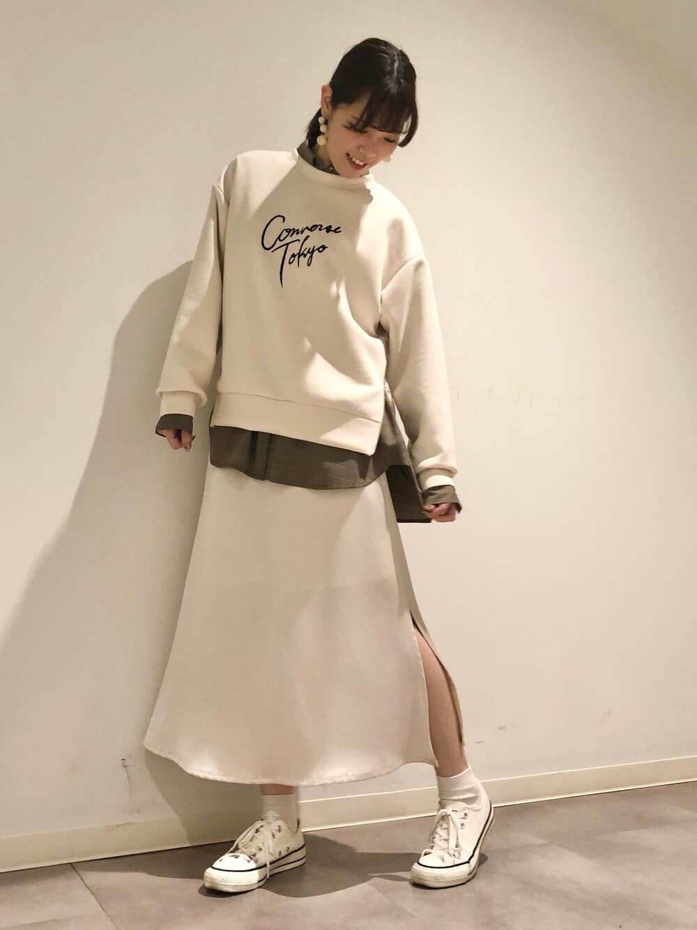 「レイヤードスタイル、サテンスカート、スカート、スウェット、チェックシャツ、ゆるコーデ、ホワイトコーデ、春コーデ、コンバース、CONVERSE TOKYO」｜「CONVERSE TOKYOのサイドファスナーダンボールニット（スウェット、ホワイト系）」を使った、tomokaさん（レディース・165cm）の冬コーディネートの1枚目の写真