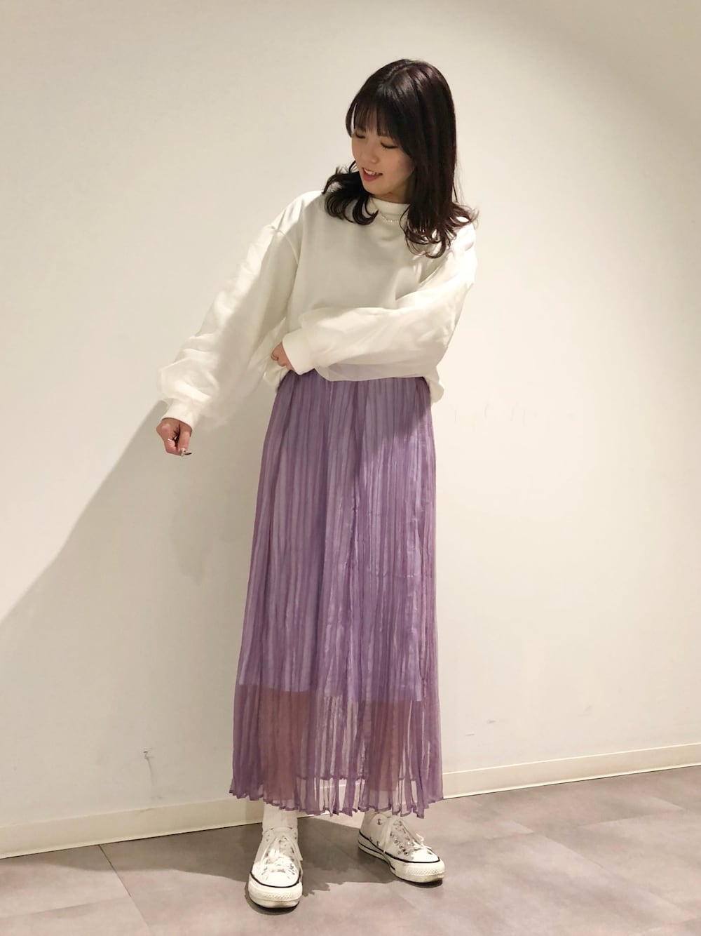 「休日コーデ、きれいめカジュアル、プリーツスカート、オーガンジー、スウェット、大人カジュアル、春コーデ、パステルカラー、淡色コーデ、CONVERSE TOKYO」｜「CONVERSE TOKYOのスリーブオーガンジースウェット（スウェット、ホワイト系）」を使った、tomokaさん（レディース・165cm）の冬コーディネートの1枚目の写真