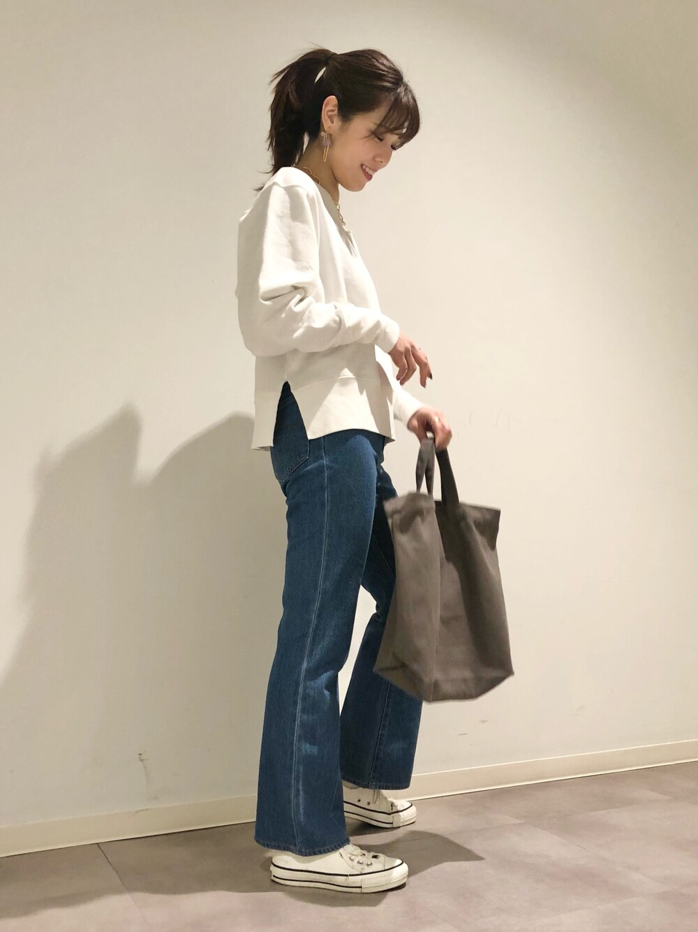 「デニム、カジュアル、大人カジュアル、デニムパンツ、ラクチンコーデ、休日スタイル、淡色コーデ、コンバース、CONVERSE TOKYO」｜「CONVERSE TOKYOのスリットスウェットシャツ（スウェット、ホワイト系）」を使った、tomokaさん（レディース・165cm）の冬コーディネートの1枚目の写真