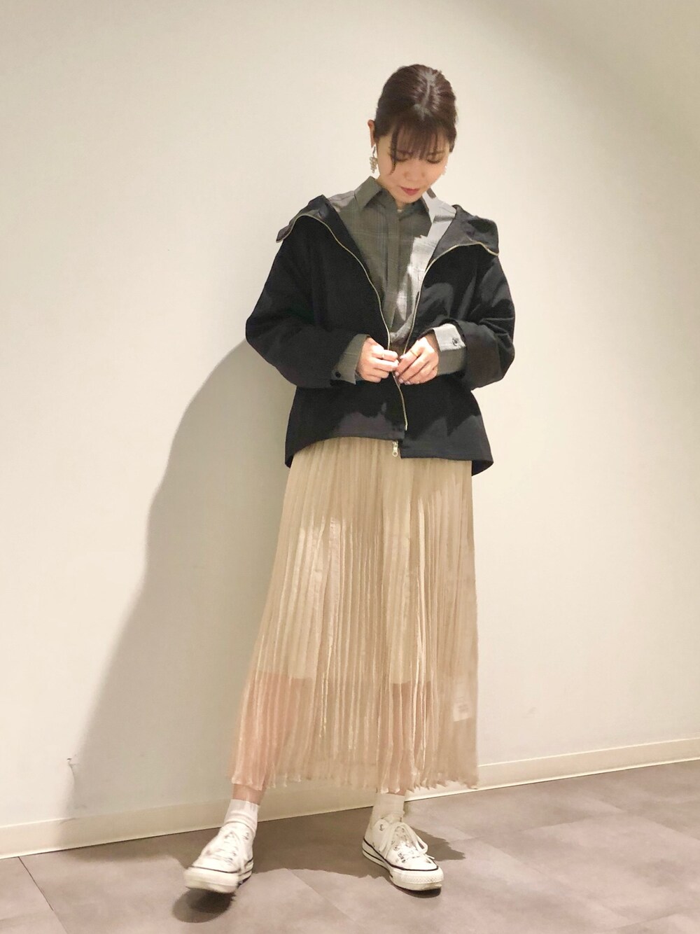 「春コーデ、大人カジュアル、ゆるコーデ、休日コーデ、プリーツスカート、ジャケット、スプリングコート、チェックシャツ、コンバース、CONVERSE TOKYO」｜「CONVERSE TOKYOのウエストギャザーブルゾン（ブルゾン、ブラック系）」を使った、tomokaさん（レディース・165cm）の冬コーディネートの1枚目の写真