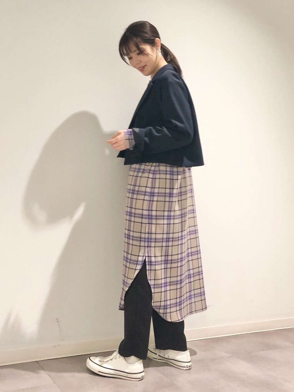 「レイヤードスタイル、チェツクシャツ、ジャケット、シャツスタイル、オトナ女子、大人カジュアル、ゆるコーデ、きれいめカジュアル、コンバース、CONVERSE TOKYO」｜「CONVERSE TOKYOのショートテーラードジャケット（テーラードジャケット、ブルー系）」を使った、tomokaさん（レディース・165cm）の冬コーディネートの1枚目の写真