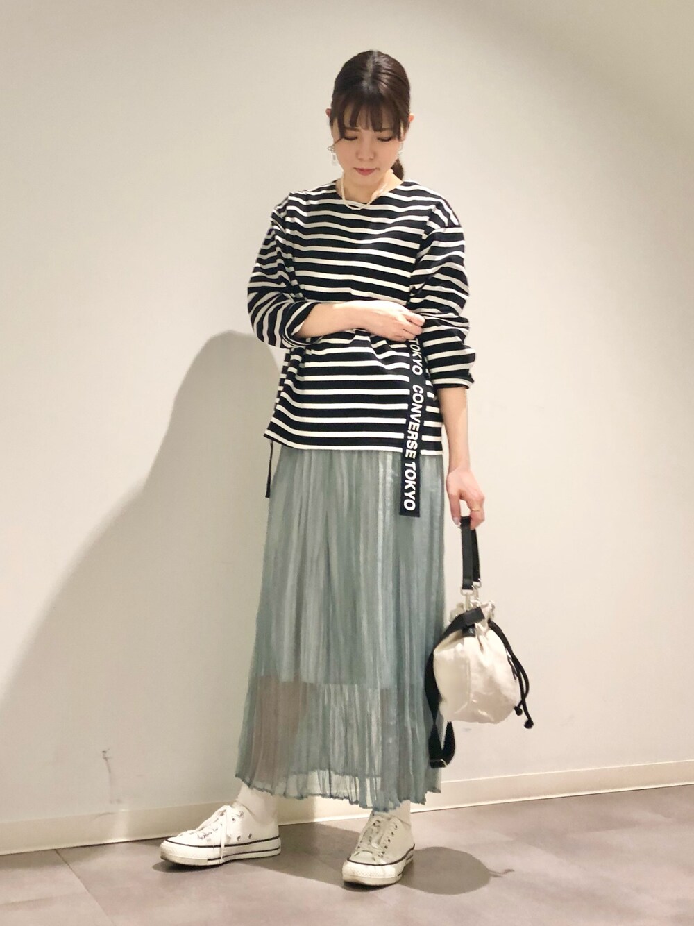 「ボーダー、プリーツスカート、休日スタイル、ショルダーバッグ、淡色コーデ、スニーカー、コンバース、CONVERSE TOKYO、ゆるコーデ、きれいめカジュアル」｜「CONVERSE TOKYOのボーダー×テープスウェット（スウェット、ブラック系）」を使った、tomokaさん（レディース・165cm）の冬コーディネートの1枚目の写真