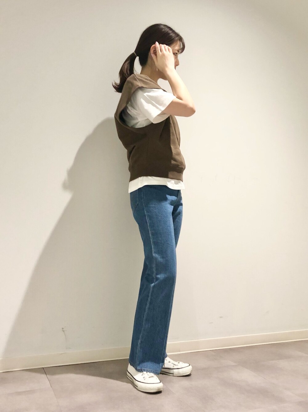 「ベスト、スウェット、デニムパンツ、カジュアルコーデ、休日コーデ、パンツスタイル、春コーデ、スニーカーコーデ、ブラウン、CONVERSE TOKYO」｜「CONVERSE TOKYOのワンポイントポケットTシャツ（Tシャツ/カットソー、ホワイト系）」を使った、tomokaさん（レディース・165cm）の冬コーディネートの1枚目の写真