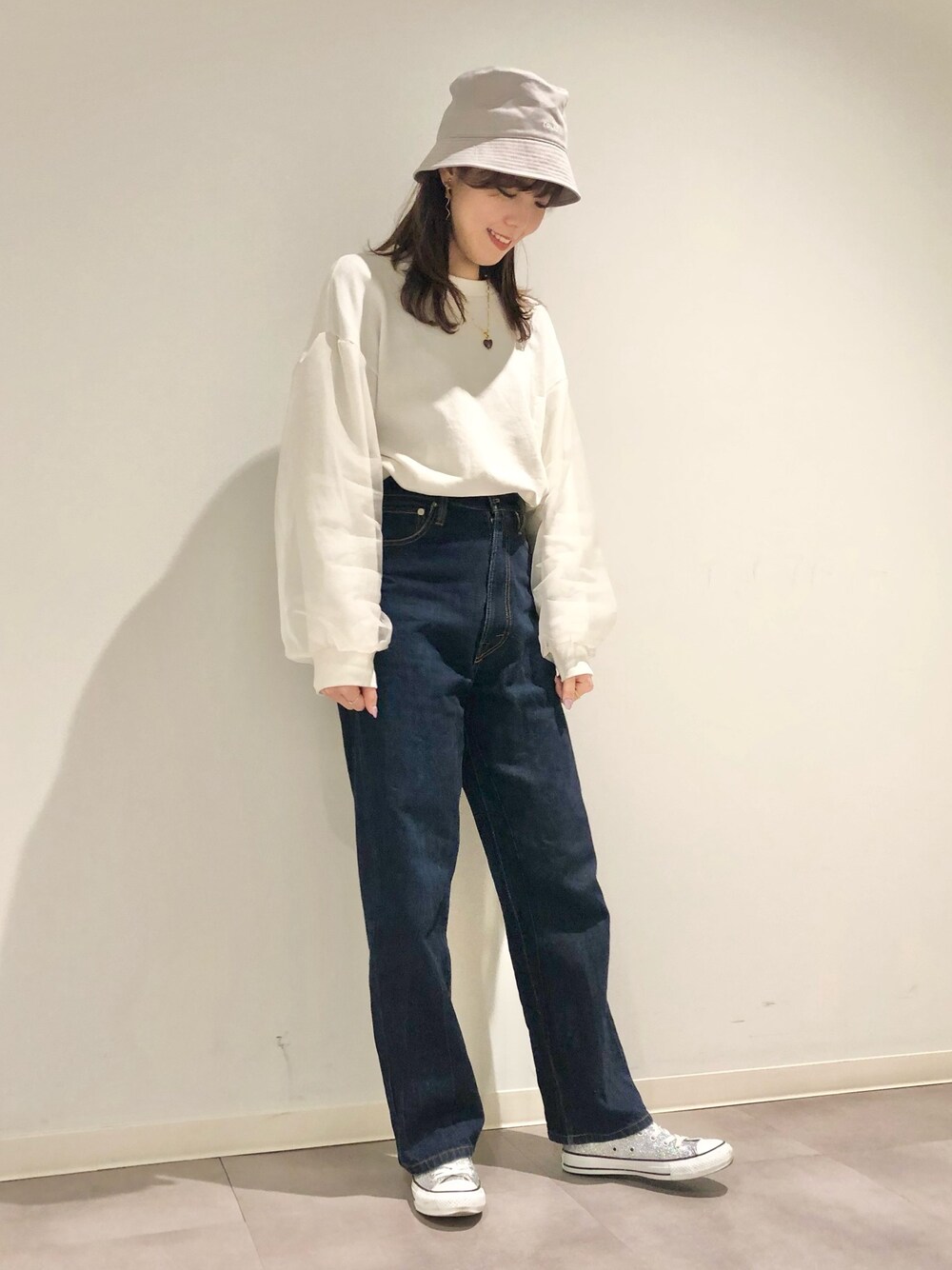 「シンプルコーデ、デニムパンツ、スウェット、バケットハット、スニーカー、コンバース、ゆるコーデ、大人カジュアル、きれいめカジュアル、CONVERSE TOKYO」｜「CONVERSE TOKYOのTOKYOツイルバケットハット（ハット、グレー系）」を使った、tomokaさん（レディース・165cm）の春コーディネートの1枚目の写真