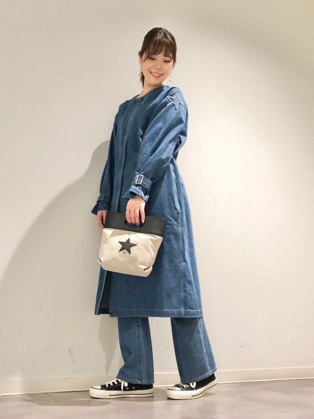 「デニムパンツ、デニムジャケット、バケツバッグ、春コーデ、シンプルコーデ、大人カジュアル、休日スタイル、おしゃれさんと繋がりたい、セットアップ、CONVERSE TOKYO」｜「CONVERSE TOKYOのノーカラーデニムコート（その他アウター、ブルー系）」を使った、tomokaさん（レディース・165cm）の春コーディネートの1枚目の写真