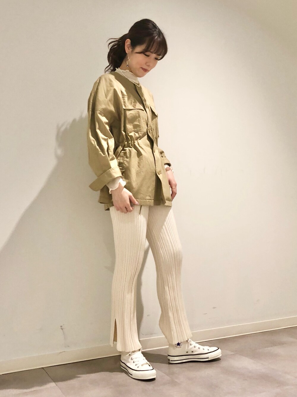 「ブルゾン、春コーデ、きれいめカジュアル、大人カジュアル、ノーカラーコート、リブパンツ、休日スタイル、レイヤードスタイル、コンバース、CONVERSE TOKYO」｜「CONVERSE TOKYOのノーカラーブルゾン（ブルゾン、ベージュ系）」を使った、tomokaさん（レディース・165cm）の春コーディネートの1枚目の写真