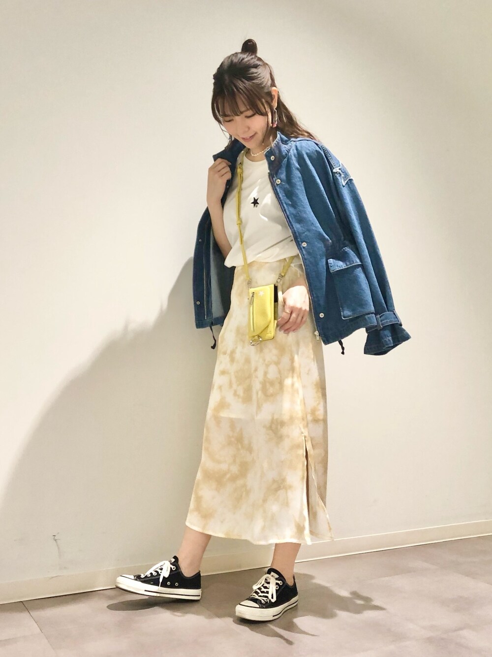 「デニムジャケット、タイダイ柄、ブルゾン、おしゃれさんと繋がりたい、春コーデ、ゆるコーデ、大人カジュアル、ajew、CONVERSE TOKYO、コンバース」｜「CONVERSE TOKYOのスタンドカラーデニムブルゾン（デニムジャケット、ブルー系）」を使った、tomokaさん（レディース・165cm）の春コーディネートの1枚目の写真