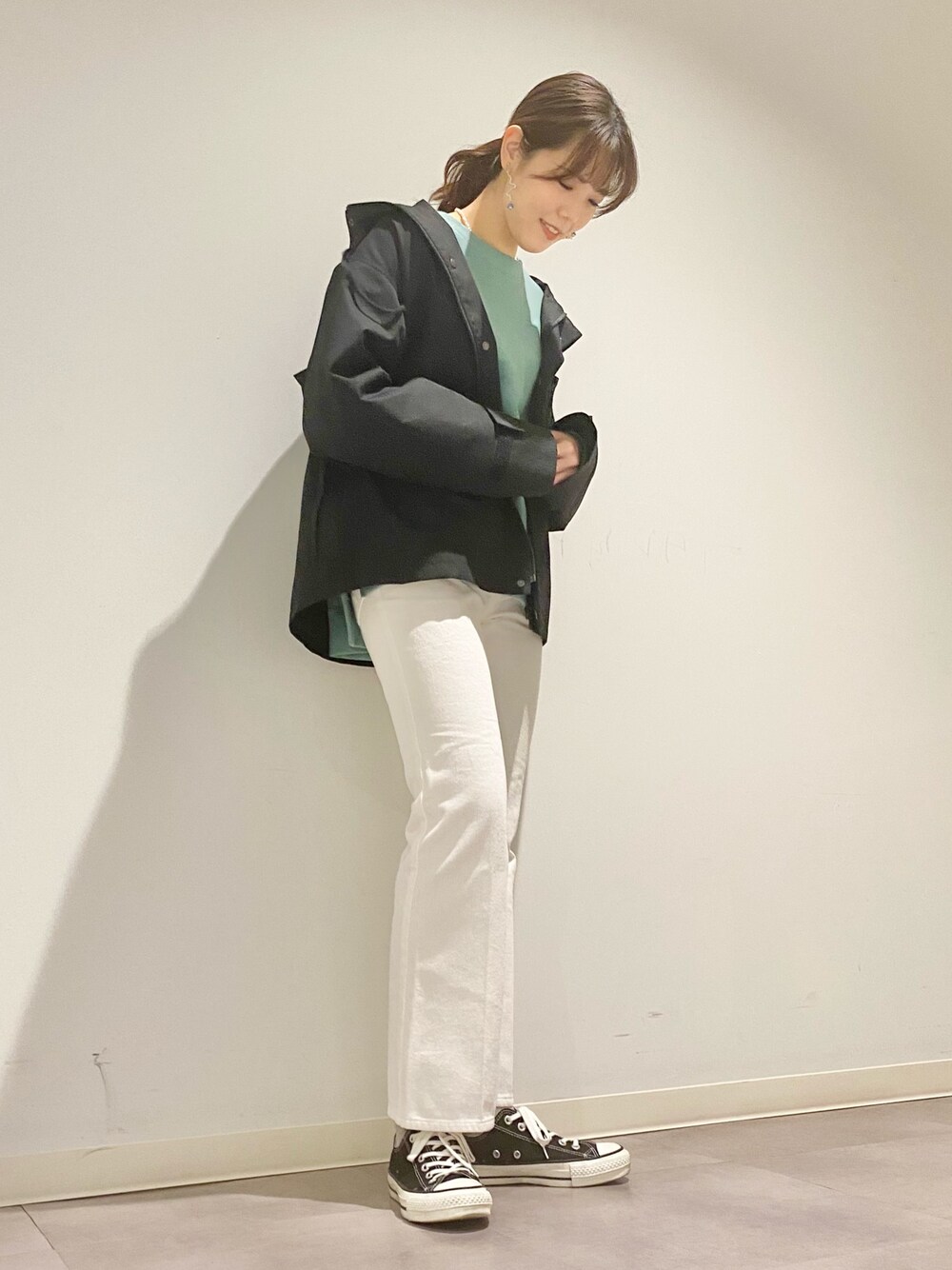 「マウンテンパーカー、スウェット、デニムパンツ、ホワイトデニム、ゆるコーデ、春コーデ、大人カジュアル、スニーカー、コンバース、CONVERSE TOKYO」｜「CONVERSE TOKYOのマウンテンパーカー（ブルゾン、ブラック系）」を使った、tomokaさん（レディース・165cm）の春コーディネートの1枚目の写真