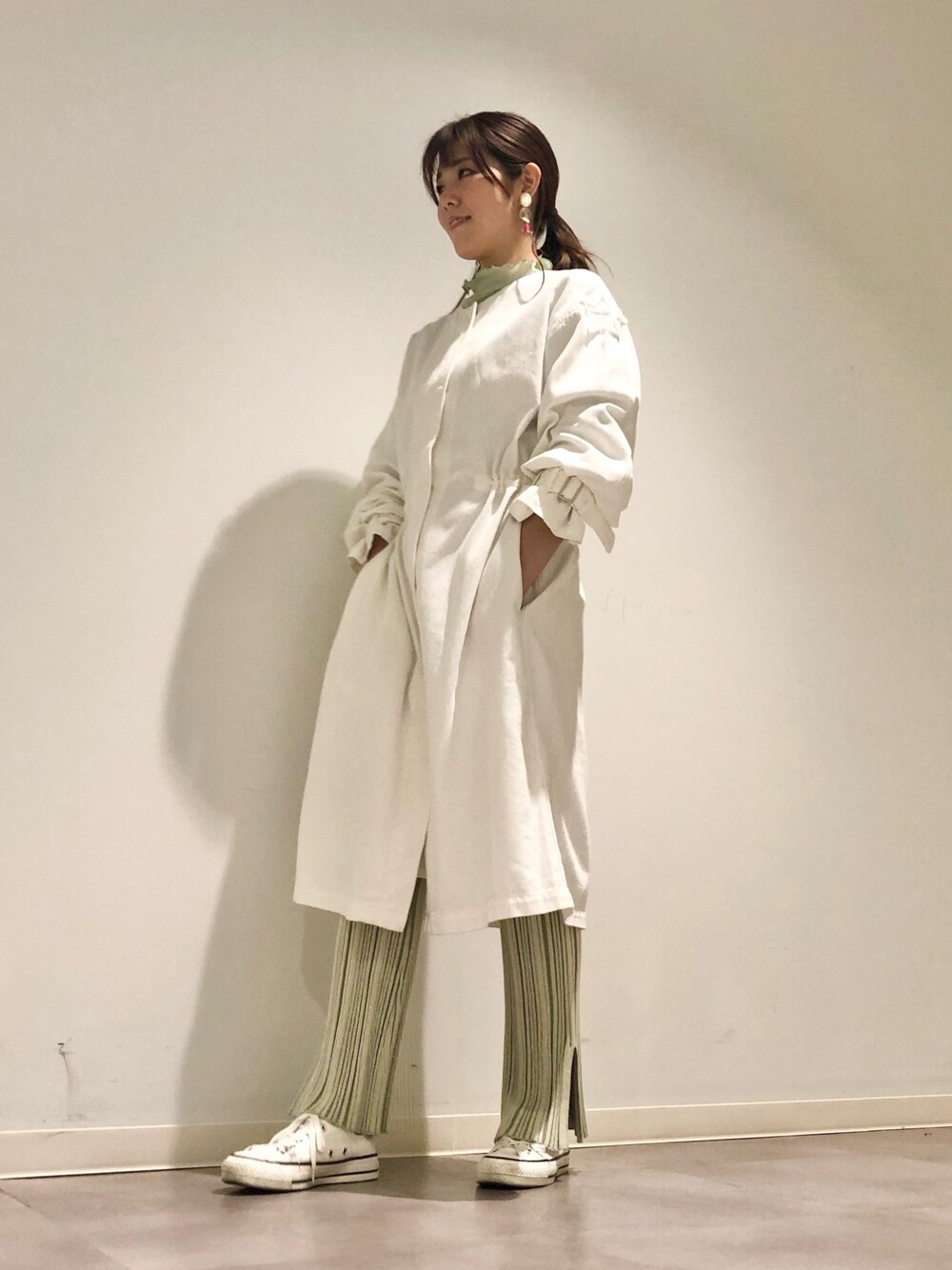 「デニムジャケット、リブパンツ、ホワイト、ミントグリーン、休日コーデ、春コーデ、パンツスタイル、大人カジュアル、コンバース、CONVERSE TOKYO」｜「CONVERSE TOKYOのノーカラーデニムコート（その他アウター、ホワイト系）」を使った、tomokaさん（レディース・165cm）の春コーディネートの1枚目の写真