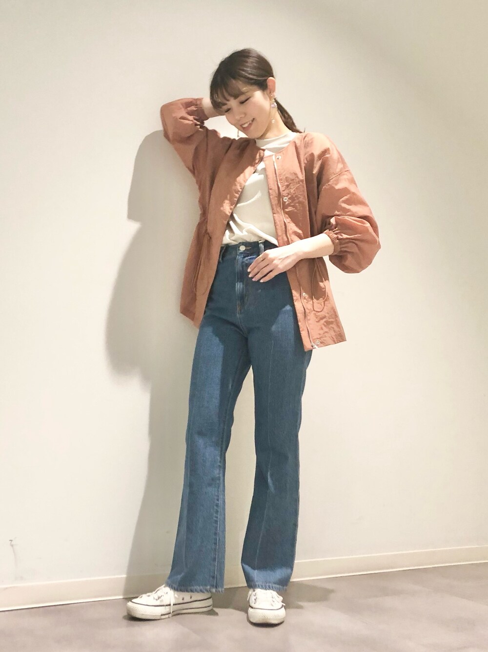 「春コーデ、春アウター、ブルゾン、デニム、大人カジュアル、きれいめカジュアル、春カラー、スニーカー、コンバース、CONVERSE TOKYO」｜「CONVERSE TOKYOの袖ラインTシャツ（Tシャツ/カットソー、グレー系）」を使った、tomokaさん（レディース・165cm）の春コーディネートの1枚目の写真