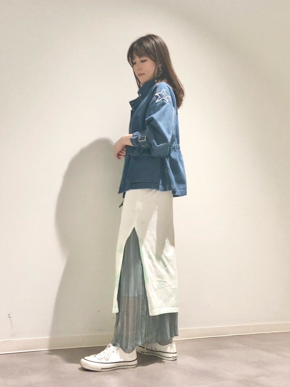 「春カラー、デニムジャケット、ワンピース、プリーツスカート、大人カジュアル、ゆるコーデ、休日スタイル、コンバース、スニーカー、CONVERSE TOKYO」｜「CONVERSE TOKYOのスタンドカラーデニムブルゾン（デニムジャケット、ブルー系）」を使った、tomokaさん（レディース・165cm）の春コーディネートの1枚目の写真