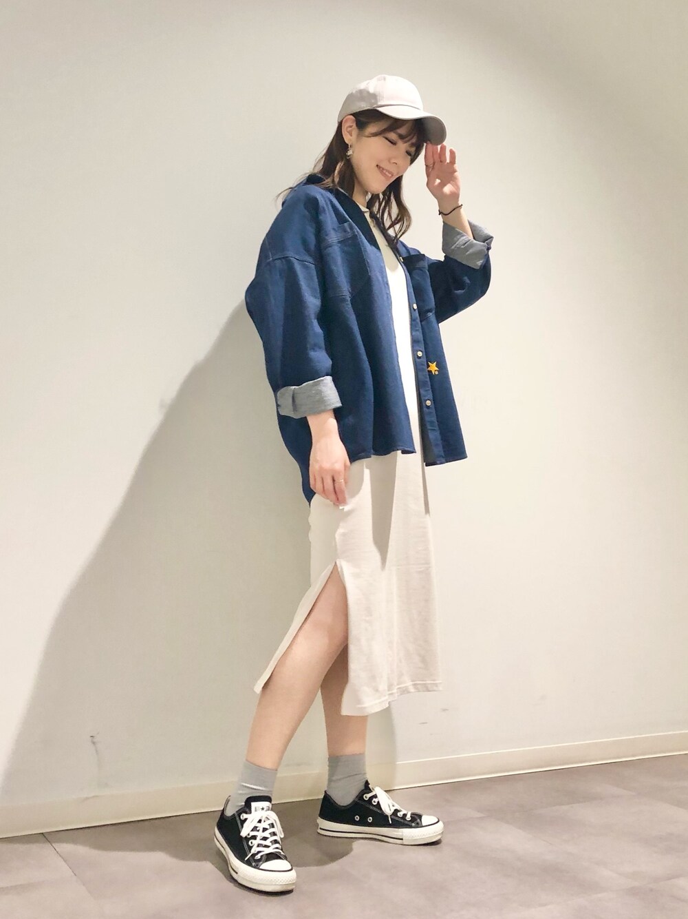 「デニムシャツ、デニム、キャップ、ワンピース、春コーデ、スニーカーコーデ、大人カジュアル、着回しコーデ、コンバース、CONVERSE TOKYO」｜「CONVERSE TOKYOのTOKYOツイルキャップ（キャップ、グレー系）」を使った、tomokaさん（レディース・165cm）の春コーディネートの1枚目の写真