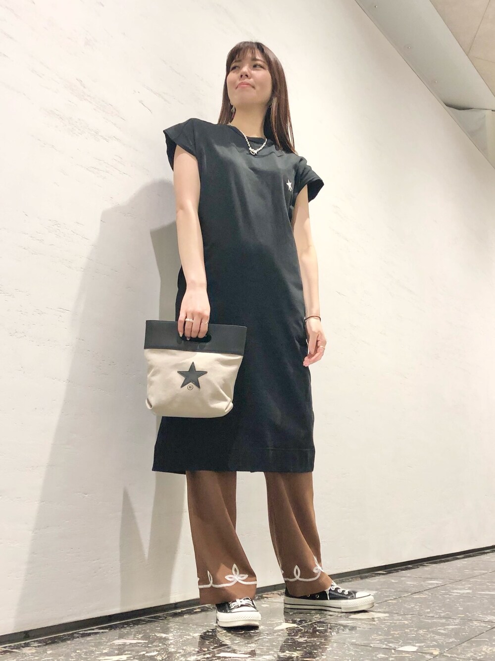 「ワンピース、レイヤードスタイル、パンツスタイル、大人カジュアル、きれいめカジュアル、主役はカラーパンツ、コンバース、CONVERSE TOKYO、スニーカー」｜「CONVERSE TOKYOのTバーチェーンネックレス（ネックレス、シルバー系）」を使った、tomokaさん（レディース・165cm）の春コーディネートの1枚目の写真