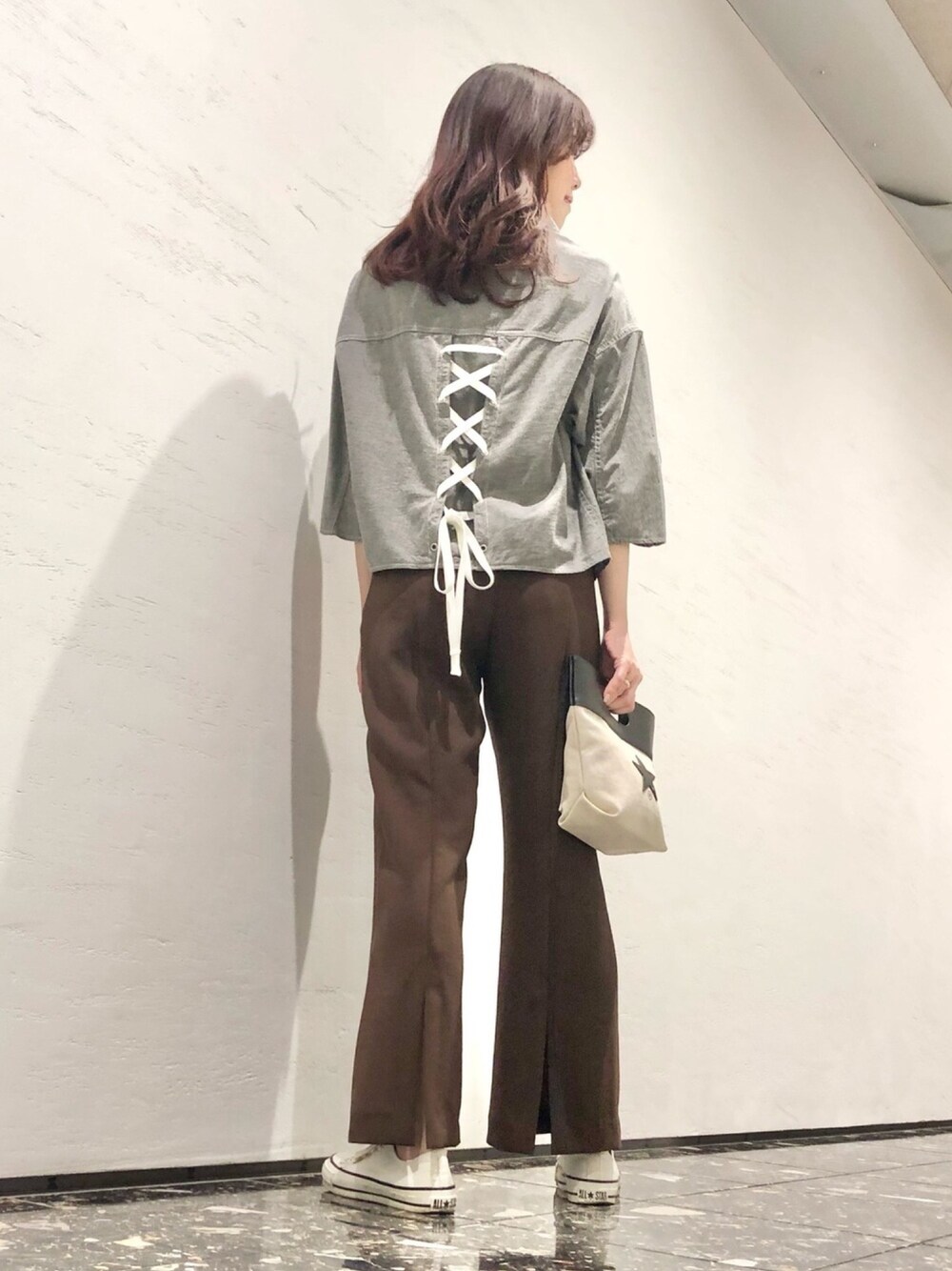 「シャツスタイル、フレアパンツ、主役はカラーパンツ、休日コーデ、ゆるコーデ、春コーデ、大人カジュアル、コンバース、スニーカー、CONVERSE TOKYO」｜「CONVERSE TOKYOのアイテム（トップス、グレー系）」を使った、tomokaさん（レディース・165cm）の春コーディネートの1枚目の写真