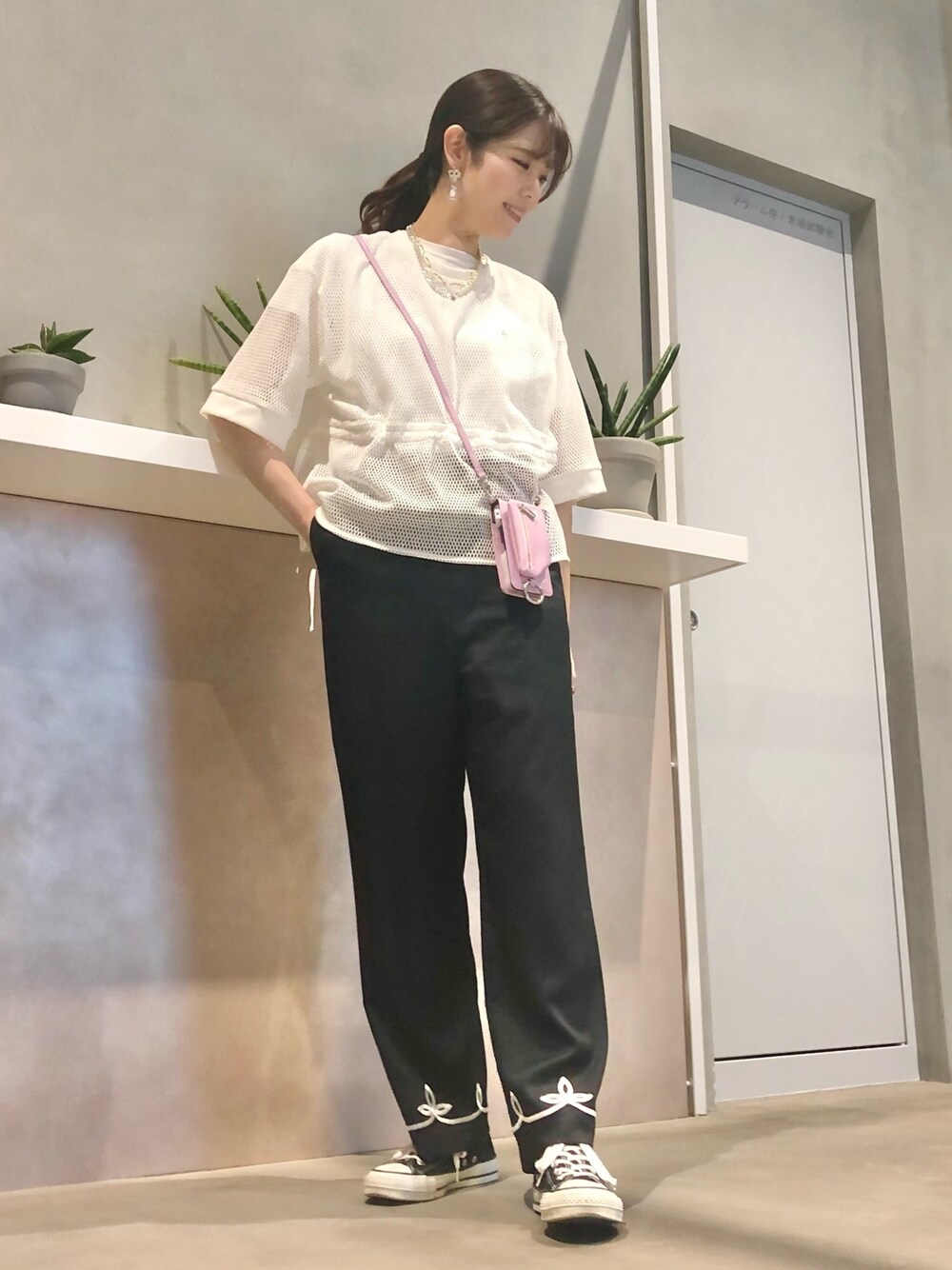 「大人カジュアル、シンプルコーデ、春コーデ、パンツスタイル、メッシュ、スマホケース、ゆるコーデ、きれいめカジュアル、コンバース、CONVERSE TOKYO」｜「CONVERSE TOKYOのメッシュカットソー（シャツ/ブラウス、ホワイト系）」を使った、tomokaさん（レディース・165cm）の春コーディネートの1枚目の写真