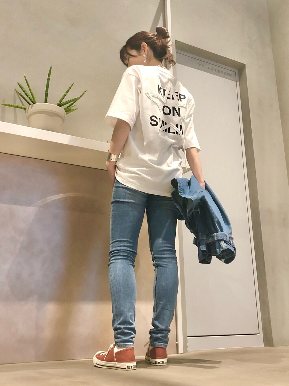 「デニムパンツ、デニムジャケット、Tシャツ、大人カジュアル、春コーデ、休日スタイル、ブルー、コンバース、スニーカー、CONVERSE TOKYO」｜「CONVERSE TOKYOのアイテム（ブレスレット、シルバー系）」を使った、tomokaさん（レディース・165cm）の春コーディネートの1枚目の写真