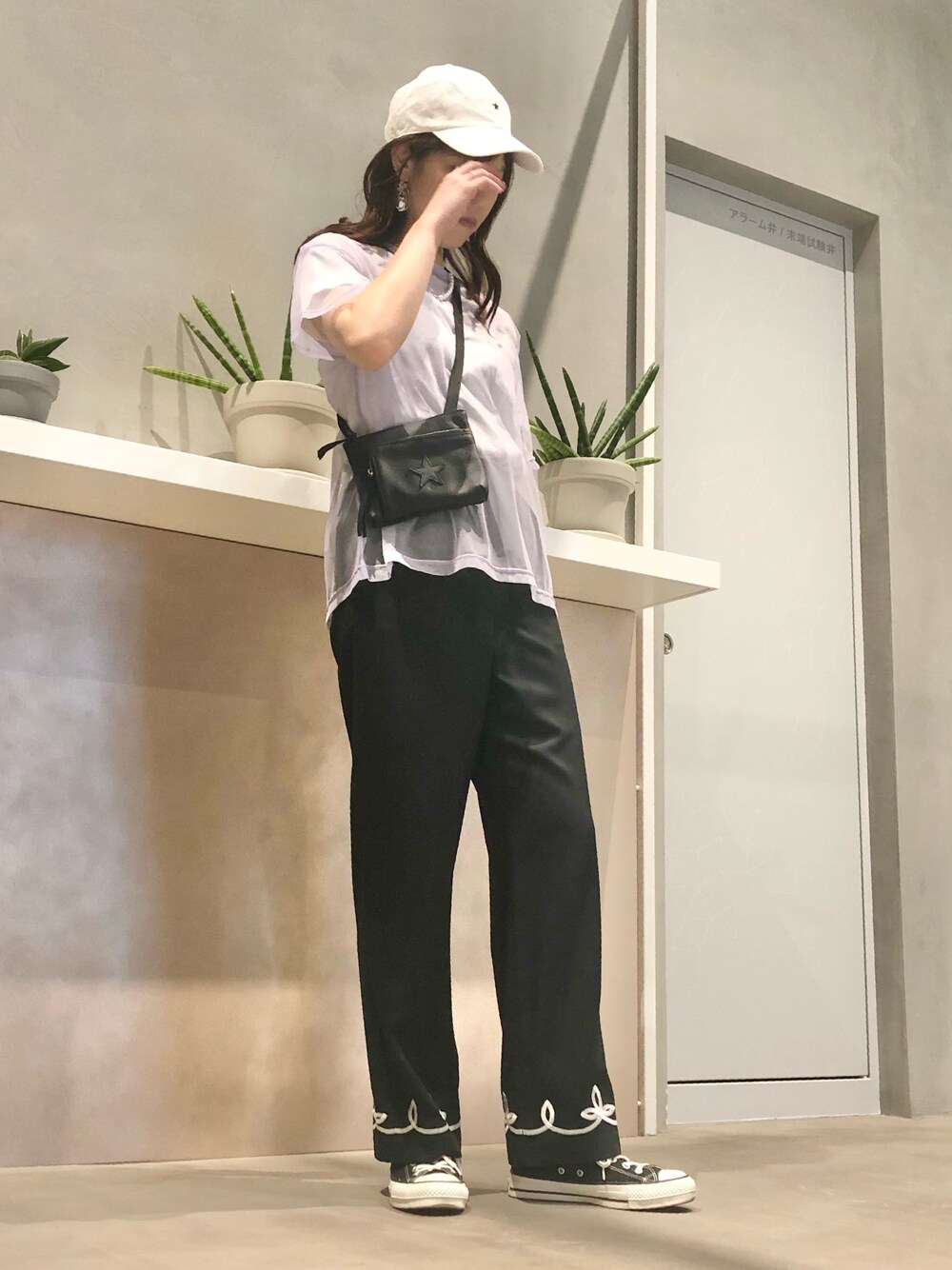 「チュール、シアー、休日スタイル、大人カジュアル、きれいめカジュアル、キャップ、パンツスタイル、スニーカー、コンバース、CONVERSE TOKYO」｜「CONVERSE TOKYOのツイルスターキャップ（キャップ、ホワイト系）」を使った、tomokaさん（レディース・165cm）の春コーディネートの1枚目の写真