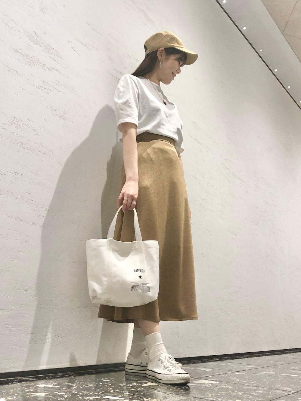 「大人カジュアル、サテンスカート、キャップ、ベージュ、きれいめカジュアル、春夏コーデ、スニーカー、コンバース、CONVERSE TOKYO、パフスリーブ」｜「CONVERSE TOKYOのツイルスターキャップ（キャップ、ベージュ系）」を使った、tomokaさん（レディース・165cm）の春コーディネートの1枚目の写真