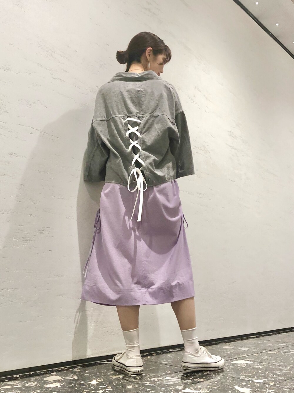 「これが私をアゲる服、ワンピース、デニム、パープル、ゆるコーデ、春コーデ、大人カジュアル、きれいめカジュアル、コンバース、CONVERSE TOKYO」｜「CONVERSE TOKYOのアイテム（トップス、グレー系）」を使った、tomokaさん（レディース・165cm）の春コーディネートの1枚目の写真