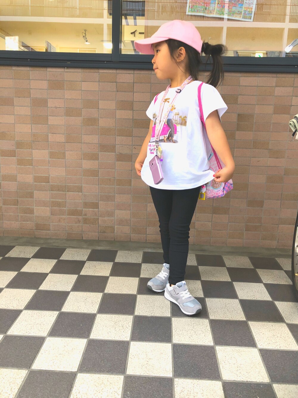 「こどもの日、シンプル、むすめ服、お洒落さんとつながりたい、女の子、お団子ヘアー、GU、ニューバランス風、おんなのこコーデ、しまむらコーデ」｜「GUのアイテム（Tシャツ/カットソー、ホワイト系）」を使った、nonkahoさん（キッズ・110cm）の春コーディネートの1枚目の写真