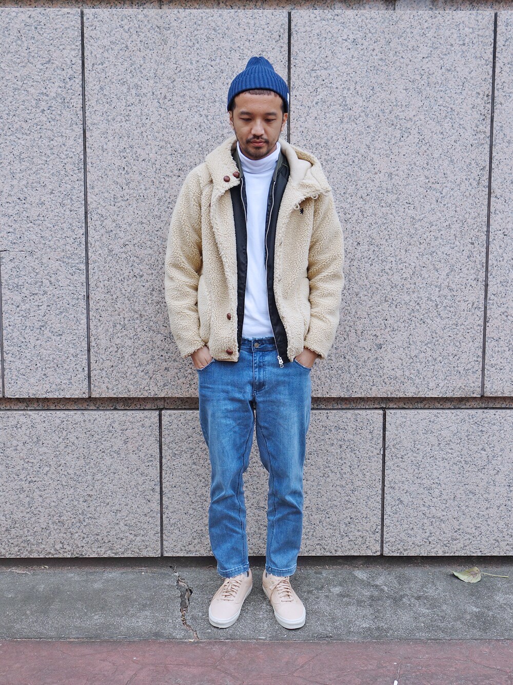 ブルー系のブルゾンを着用したメンズの冬コーディネートの1枚目の写真