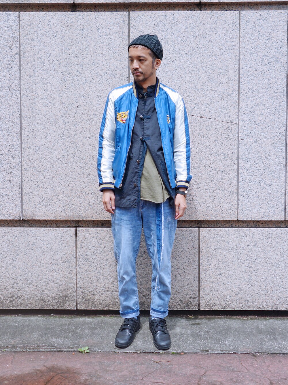 ブルー系のブルゾンを着用したメンズの春コーディネートの1枚目の写真