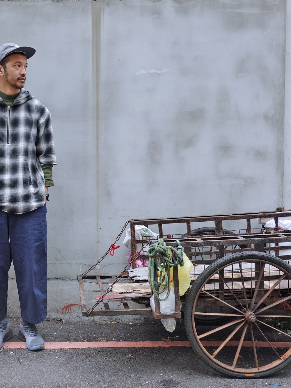 その他のTシャツ/カットソーを着用したメンズの春コーディネートの1枚目の写真