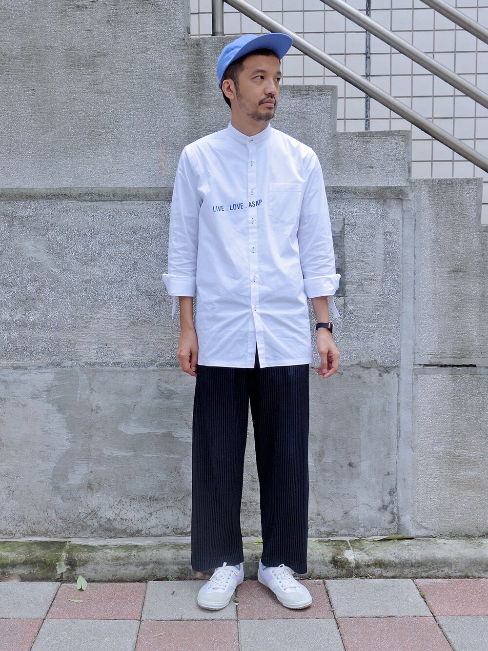 グリーン系のキャップを着用したメンズの夏コーディネートの1枚目の写真