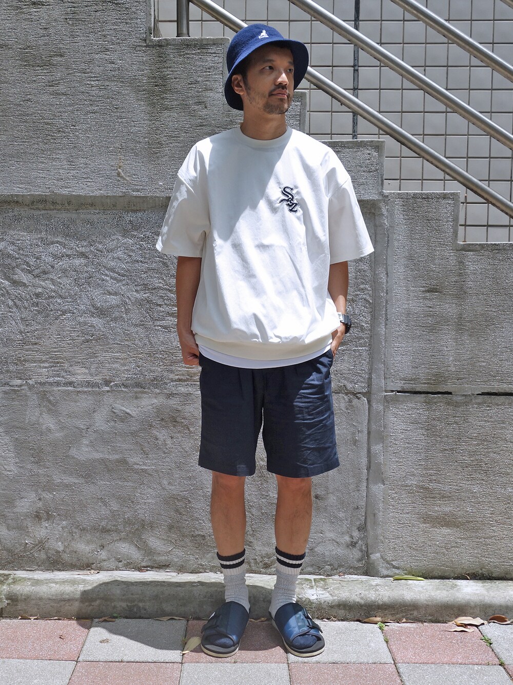 ホワイト系のTシャツ/カットソーを着用したメンズの夏コーディネートの1枚目の写真