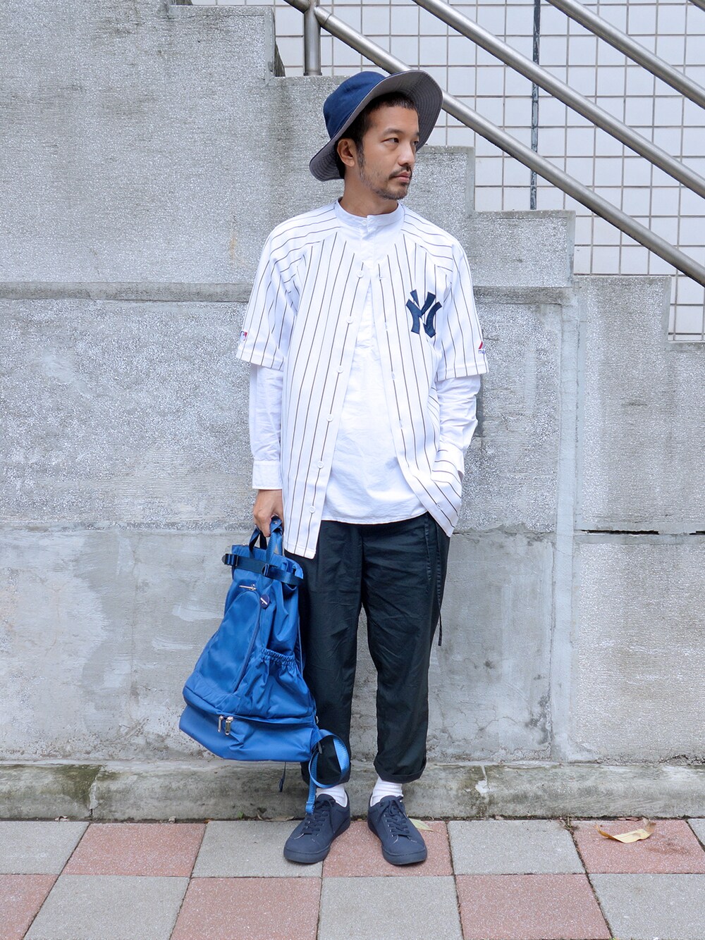 ホワイト系のTシャツ/カットソーを着用したメンズの秋コーディネートの1枚目の写真