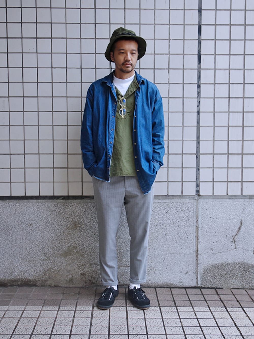 イエロー系のベストを着用したメンズの冬コーディネートの1枚目の写真