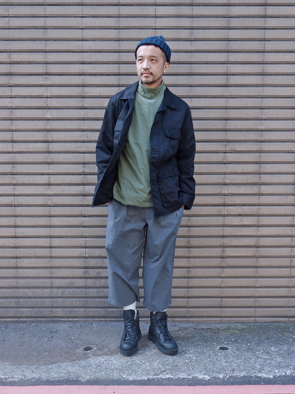 ブルー系のブルゾンを着用したメンズの冬コーディネートの1枚目の写真