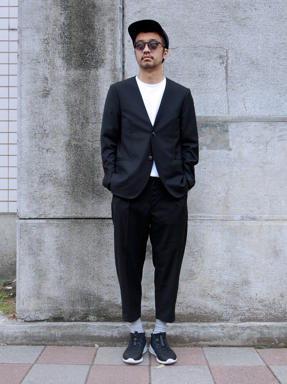 ブラック系のスーツジャケットを着用したメンズの春コーディネートの1枚目の写真