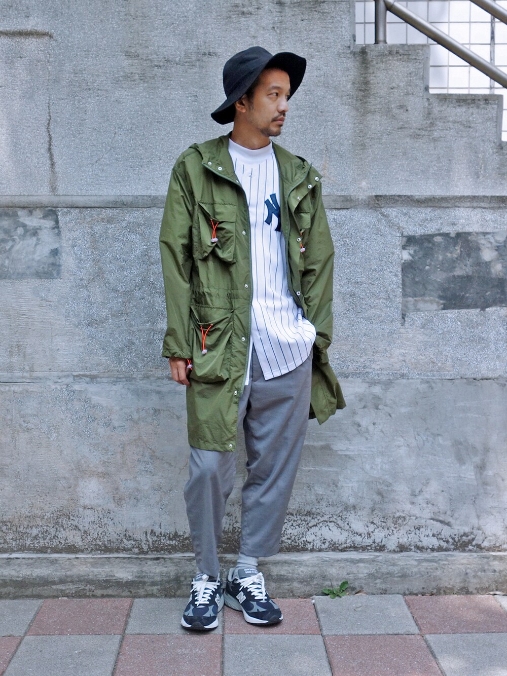 グリーン系のキャップを着用したメンズの春コーディネートの1枚目の写真