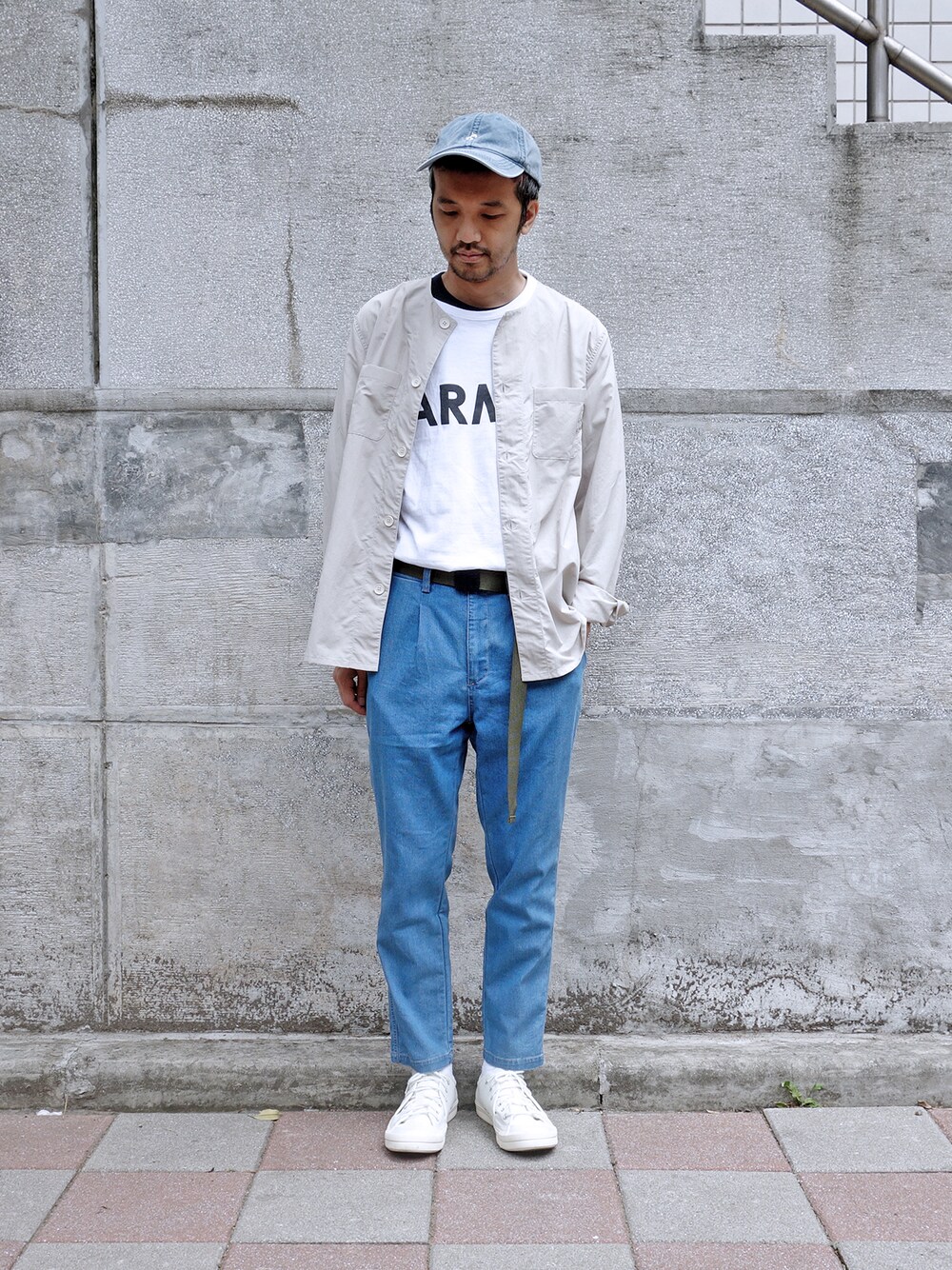 その他のTシャツ/カットソーを着用したメンズの春コーディネートの1枚目の写真