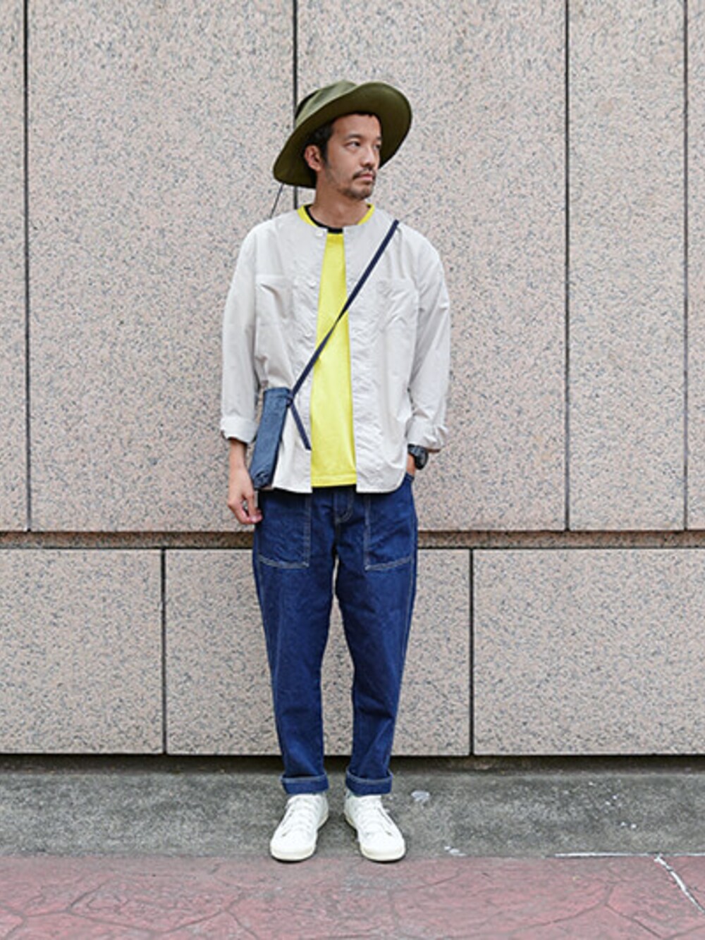 イエロー系のベストを着用したメンズの春コーディネートの1枚目の写真