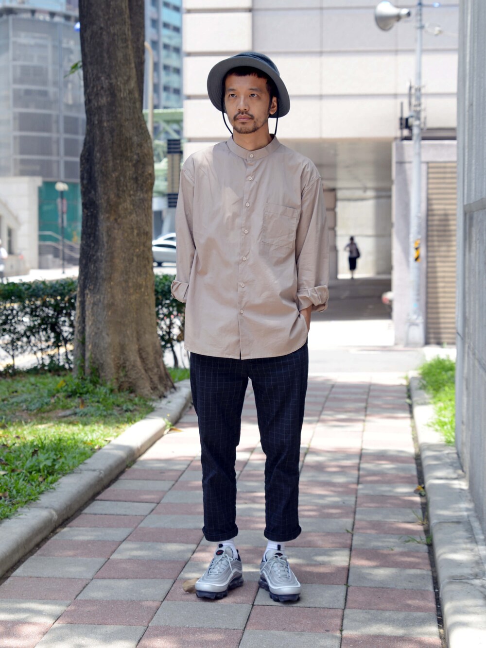 グレー系のその他パンツを着用したメンズの夏コーディネートの1枚目の写真