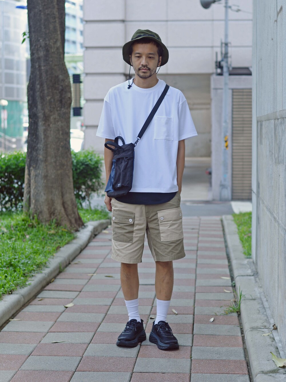 ブルー系のその他パンツを着用したメンズの夏コーディネートの1枚目の写真