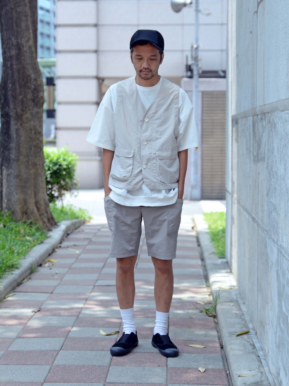 ベージュ系のベストを着用したメンズの夏コーディネートの1枚目の写真
