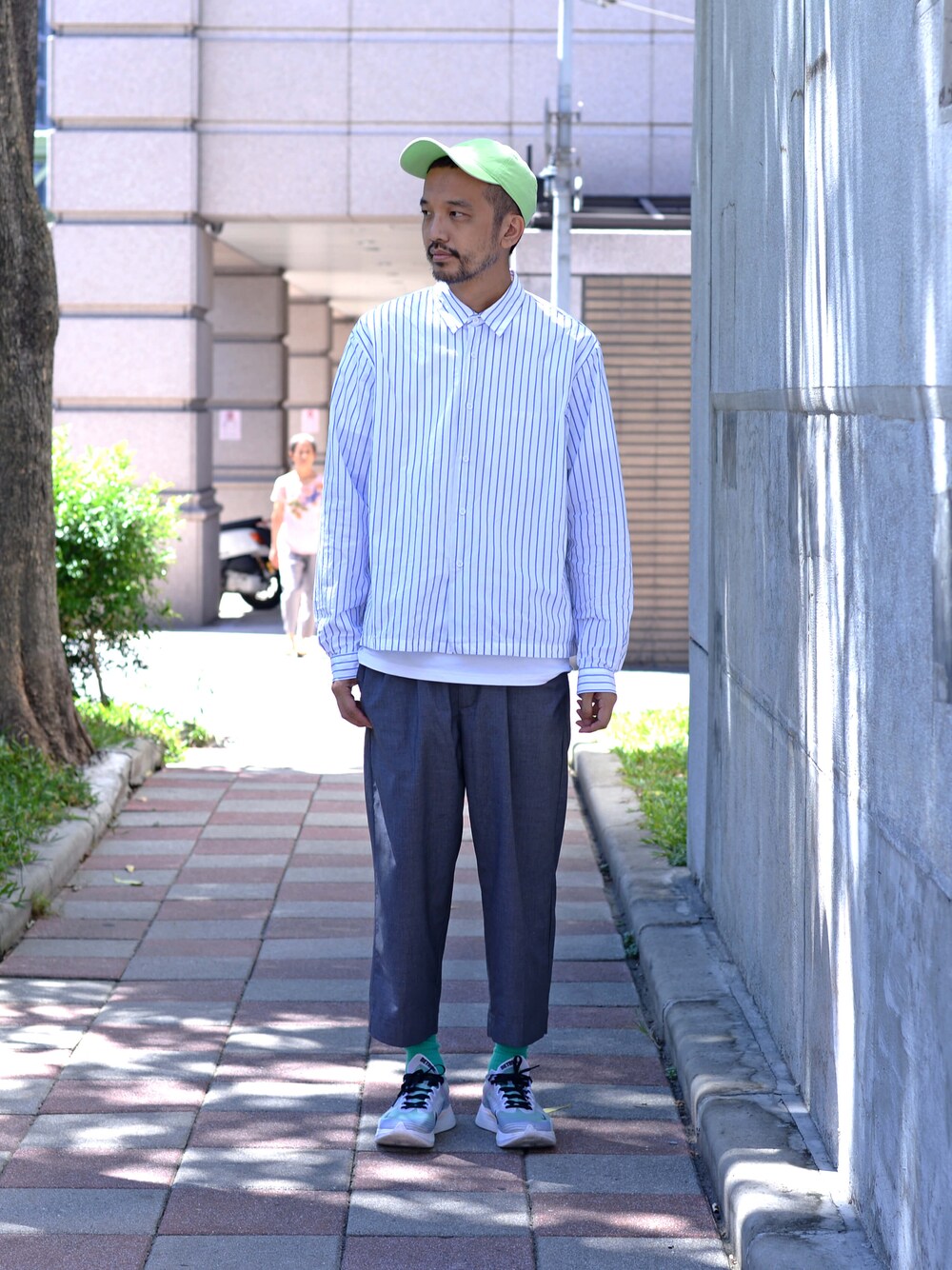 グリーン系のその他パンツを着用したメンズの秋コーディネートの1枚目の写真