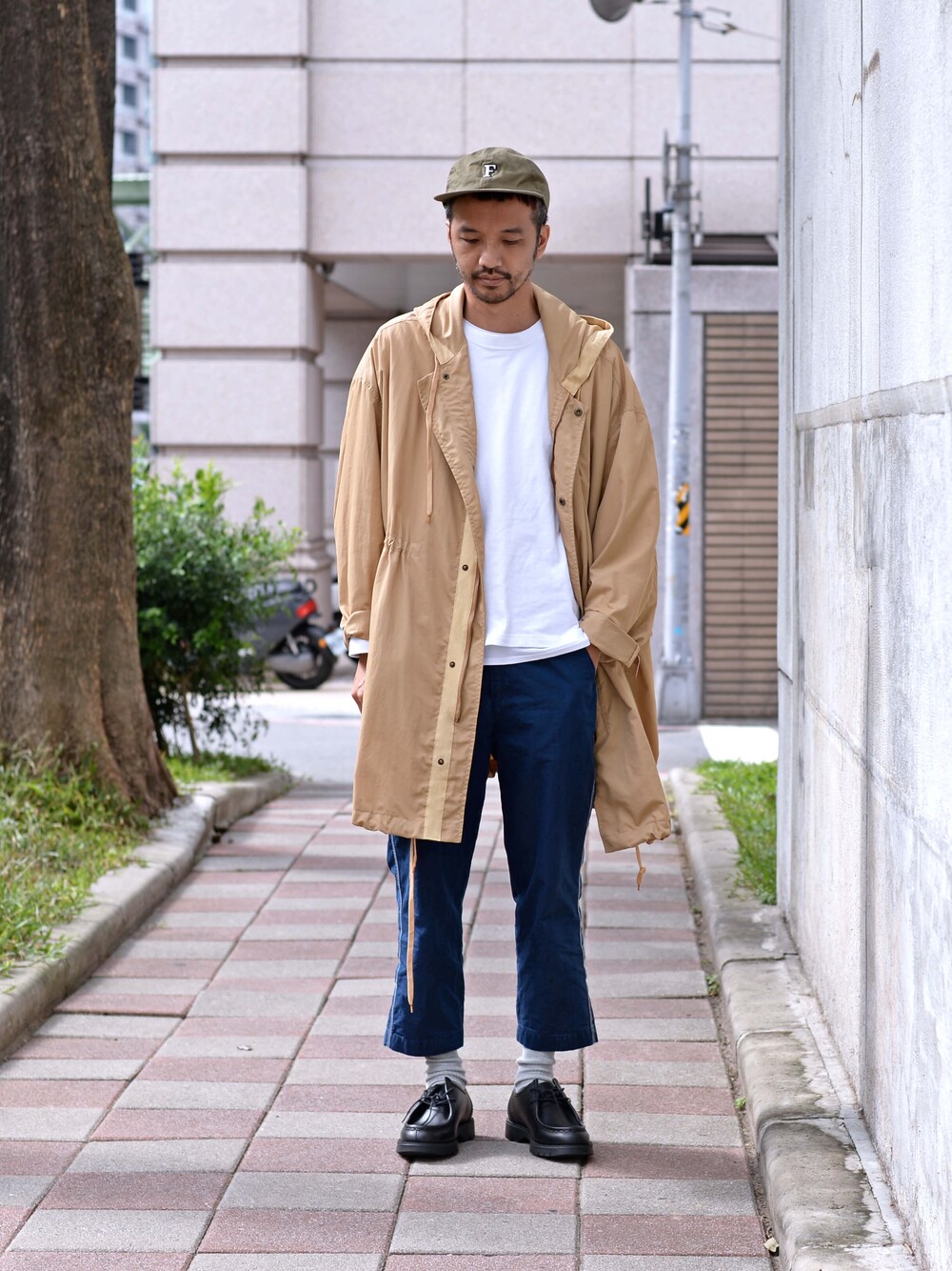 ブルー系のデニムパンツ、ブラック系のモッズコート、ホワイト系のTシャツ/カットソーを着用したメンズの秋コーディネートの1枚目の写真