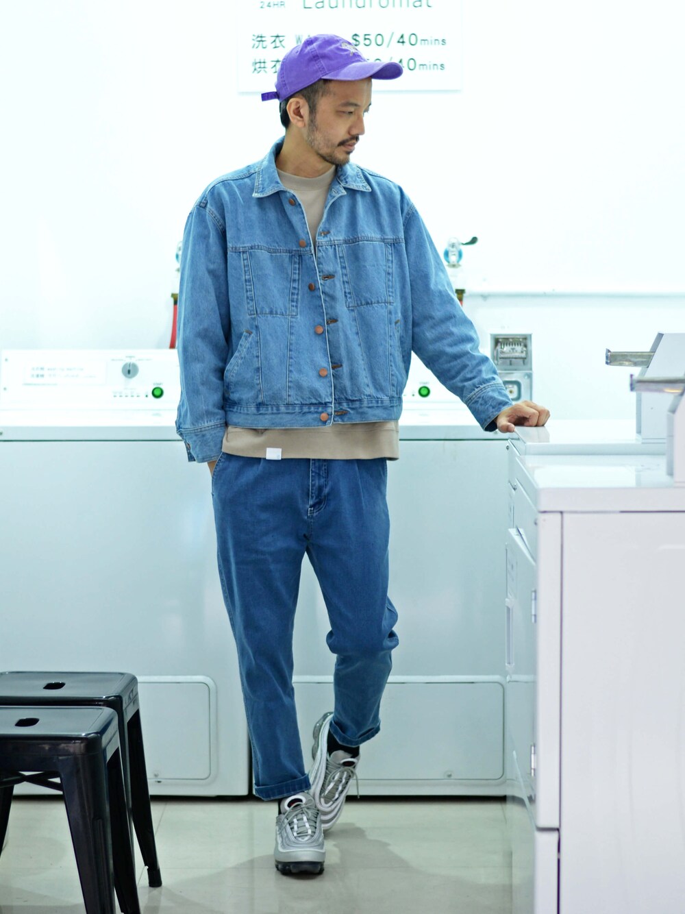 ブルー系のデニムジャケット、ブルー系のデニムパンツを着用したメンズの冬コーディネートの1枚目の写真