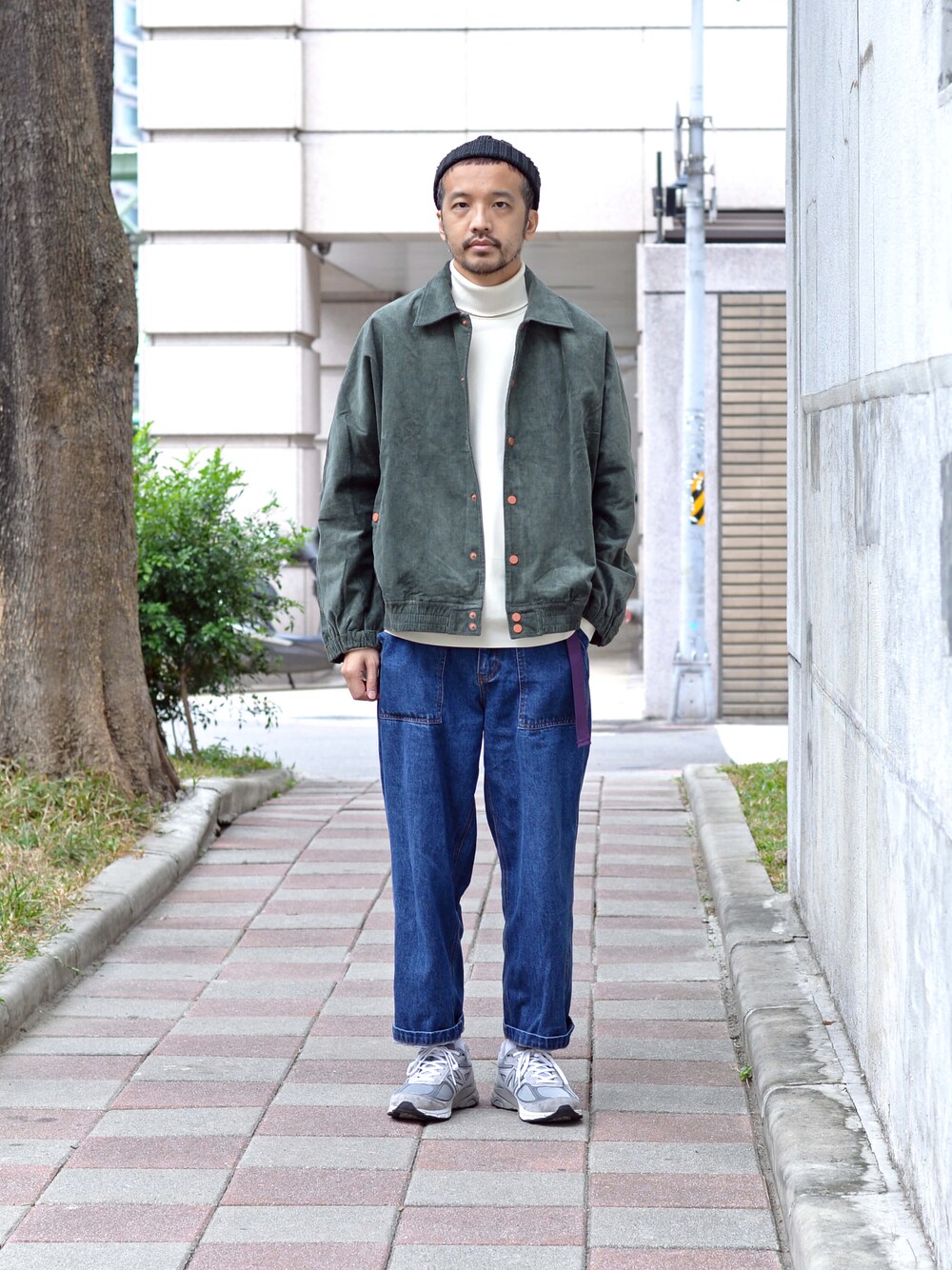 ブルー系のデニムパンツを着用したメンズの冬コーディネートの1枚目の写真