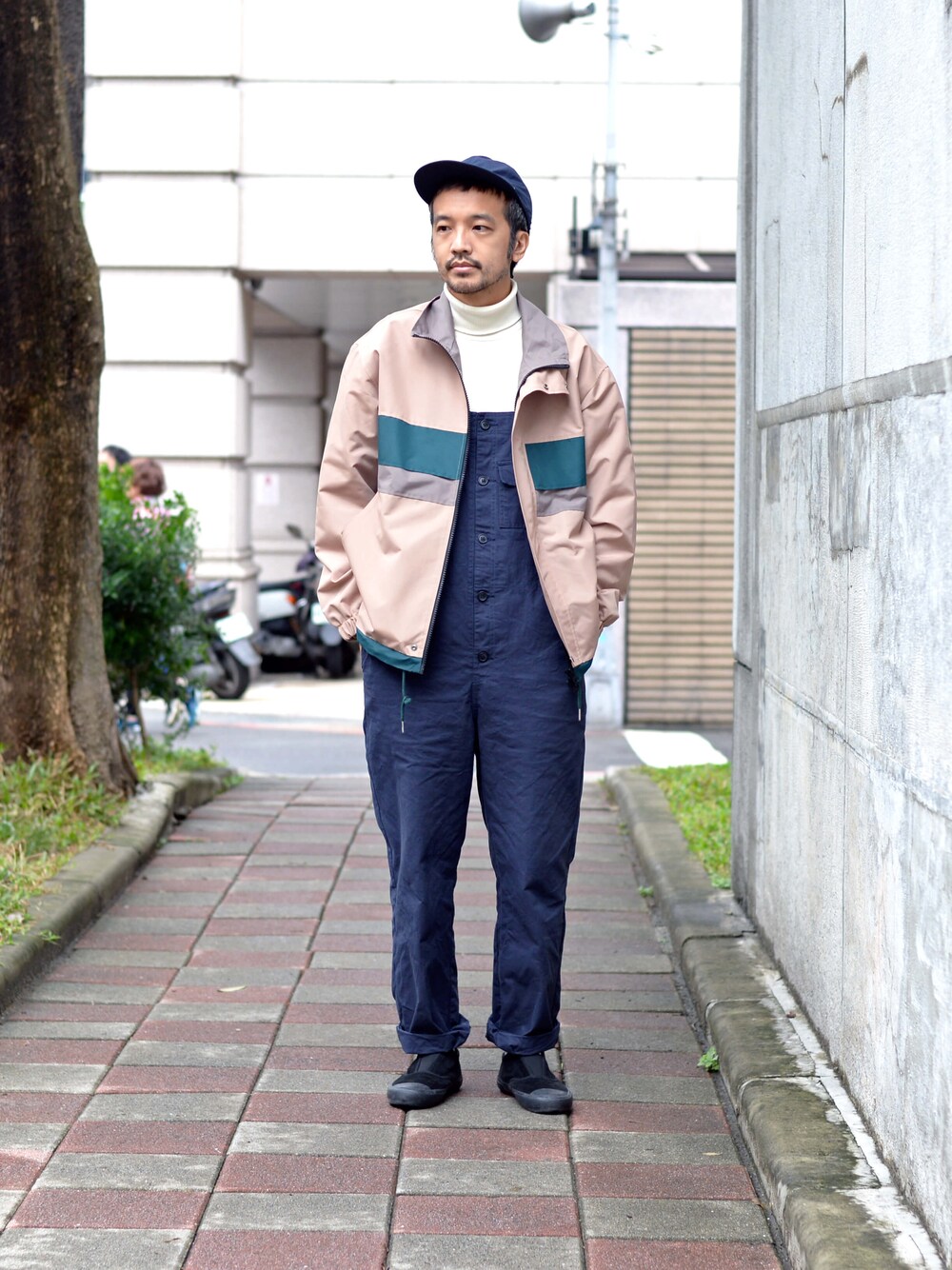 ホワイト系のTシャツ/カットソーを着用したメンズの冬コーディネートの1枚目の写真