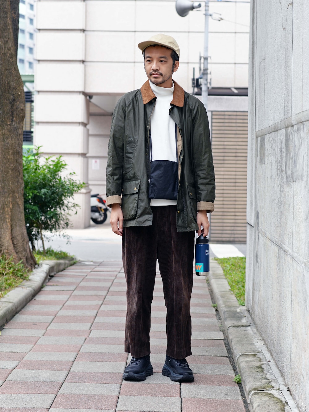 オレンジ系のTシャツ/カットソーを着用したメンズの冬コーディネートの1枚目の写真