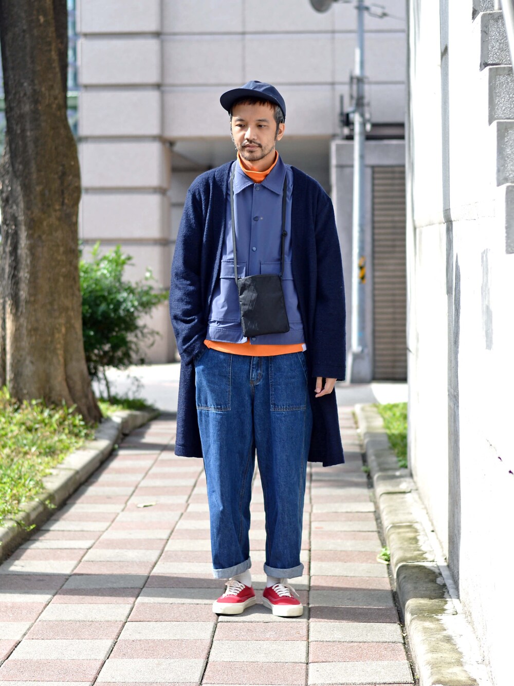 ホワイト系のTシャツ/カットソー、ブルー系のデニムパンツを着用したメンズの冬コーディネートの1枚目の写真